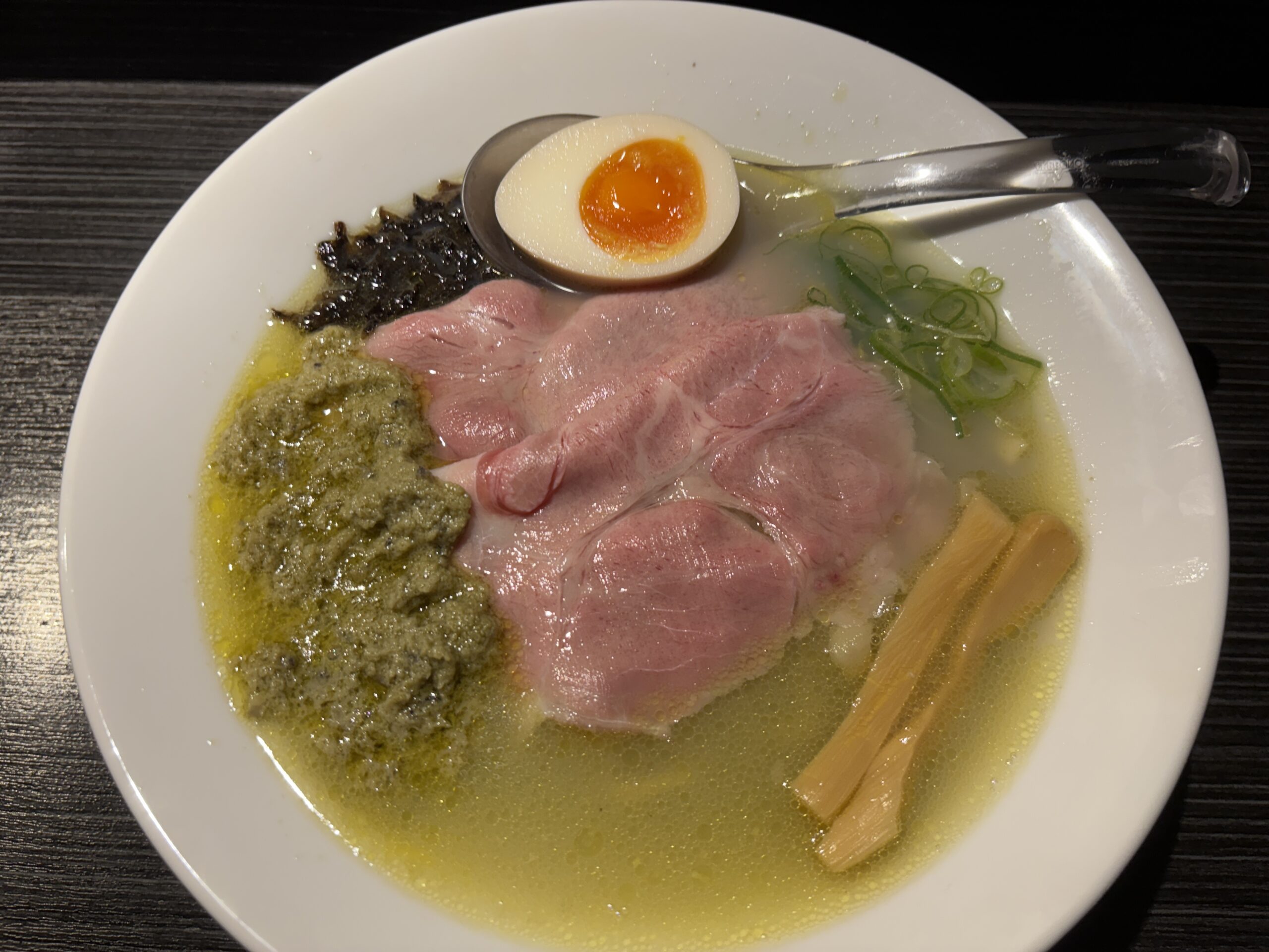 牡蠣の旨味が溶け込んだスープは、もはやラーメンの域を超えていた。五反田駅近くで味わう、静かな衝撃。
